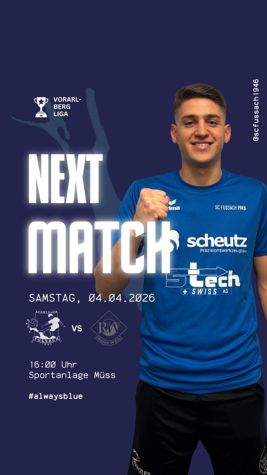 Ein Poster kündigt das nächste Spiel der Berg Liga am 04.04.2026 an. Die Zeit ist 16:00 Uhr. Der Spieler trägt ein blaues Trikot mit dem Logo von SC Fusach 1946.