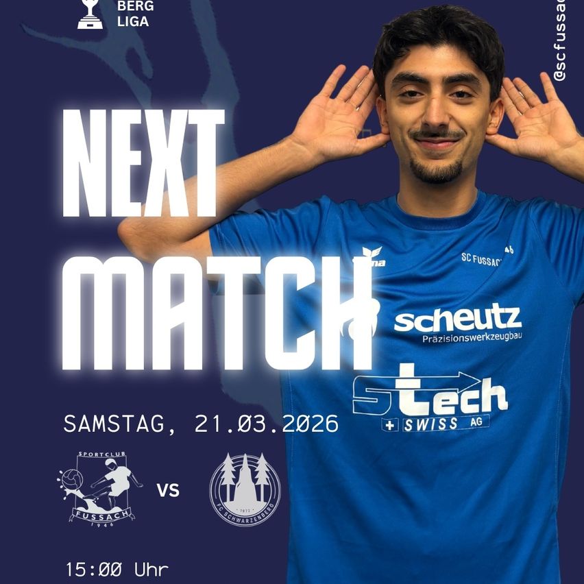 Ein Fußballer in einem blauen Trikot steht mit den Händen am Kopf und bewirbt ein Spiel am 21. März 2026.