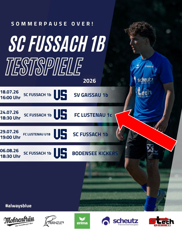 Plakat mit den Testspielen von SC Fussach 1B im Jahr 2026. Ein Fußballspieler in einem blauen Trikot ist mit einem roten Pfeil hervorgehoben. Das Plakat enthält einen Zeitplan mit Terminen und Uhrzeiten.