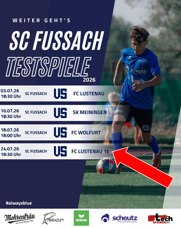 Plakat für die Testspiele von SC Fussach 2026. Ein Fußballspieler in einem blauen Trikot läuft mit einem Fußball, hervorgehoben durch einen roten Pfeil. Das Plakat enthält Spieldaten, Gegner und Zeiten. Sponsorenlogos befinden sich unten.
