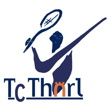 Ein Logo, das eine Person mit einem Tennisschläger zeigt, mit dem Text 'TcThörl' in Blau und Orange auf schwarzem Hintergrund.