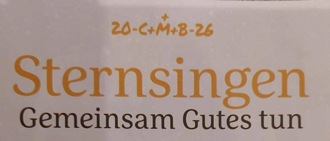 Poster mit drei Kindern in mittelalterlichen Kostümen, die Kronen tragen, lächeln und ihre Wangen berühren. Der Text lautet 'Sternsingen Gemeisam Gutes tun' und 'Herzlichen Dank!' in Deutsch.
