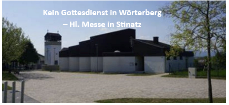 Ein Gebäude mit den Worten Kein Gottesdienst in Worterberg und einem Turm im Hintergrund. Eine Einfahrt mit einem Pfosten auf der rechten Seite.