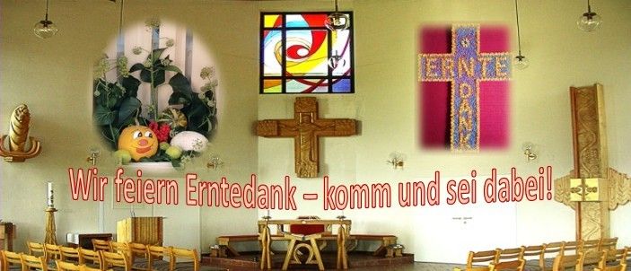 Ein Kircheninneres mit einem Buntglasfenster, einem Kreuz und einem dekorativen Kürbis. Die Wand trägt den Text 'Wir feiern Erntedank - komm und sei dabei!' in Deutsch.