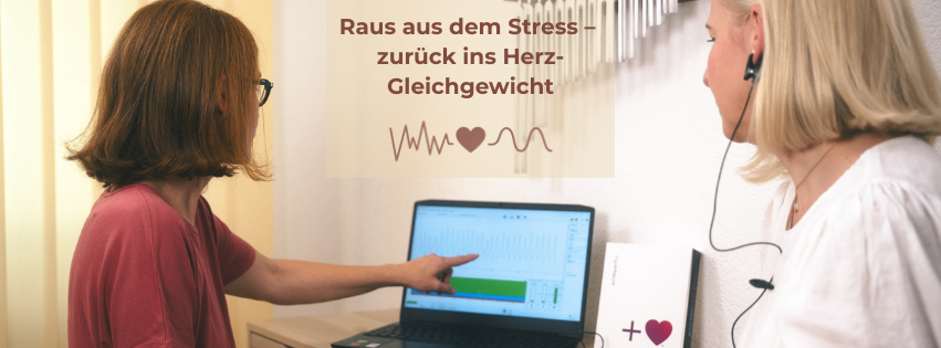 Eine Frau zeigt auf einen Laptop-Bildschirm mit einem Diagramm, während eine andere Frau mit Kopfhörern zusieht. Das Bild hat einen englischen Untertitel über Stress und Herzgleichgewicht.