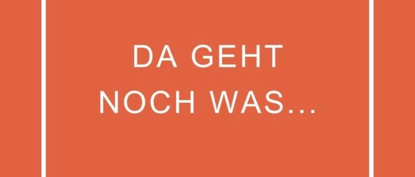 Ein orangefarbenes Poster mit weißem Text. Es steht oben 'WISST IHR SCHON?', 'DA GEHT NOCH WAS...' und unten 'ES SIND NOCH BETREUUNGSPLÄTZE FREI - WIR FREUEN UNS AUF EUCH!'.