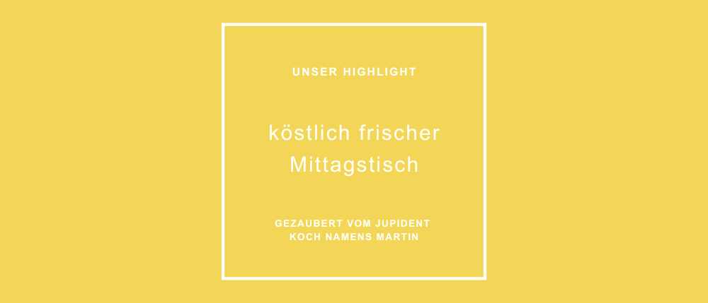 Ein gelber Hintergrund mit einem weißen Rand. Es enthält Text, der 'Unser Highlight', 'köstlich frischer Mittagstisch' und 'Gezaubert vom Jurist Koch namens Martin' lautet.
