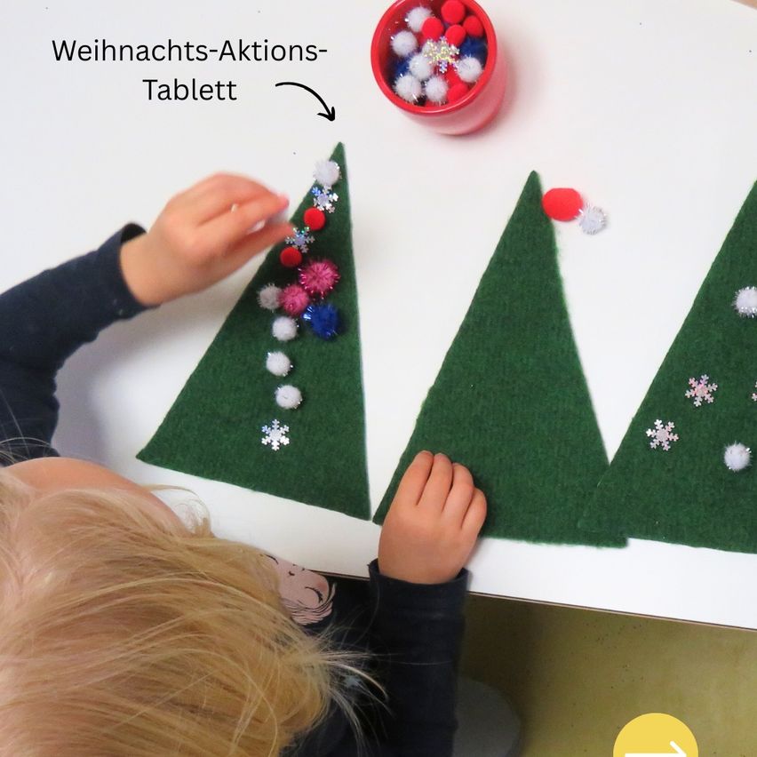 Ein Kind schmückt einen Filz-Weihnachtsbaum mit bunten Ornamenten und Schneeflocken. Ein Pfeil zeigt auf das beschriftete Aktionstablett.