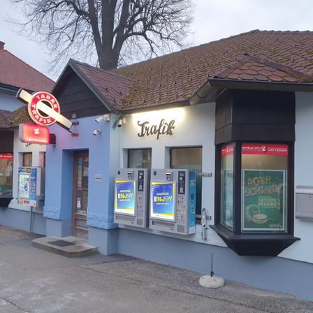 Bild enthält, Kiosk, Neighborhood, Building, Shelter, City, Car, Path, Walkway, Housing, Restaurant