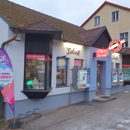Bild enthält, Neighborhood, Kiosk, Building, Shelter, Housing, City, House, Roof, Walkway, Plant