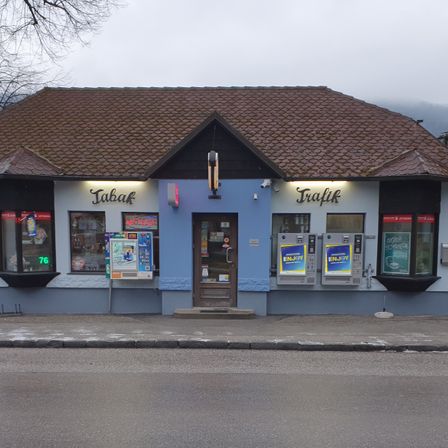 Bild enthält, Neighborhood, Kiosk, Building, Car, Shelter, City, Wheel, Path, Road, Tarmac