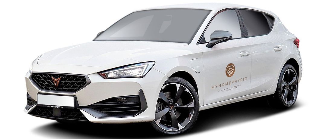 Ein weißer Wagen mit schwarzen Details wird auf weißem Hintergrund gezeigt. Auf der Tür steht das Logo 'MYHOMEPHYSIO'.