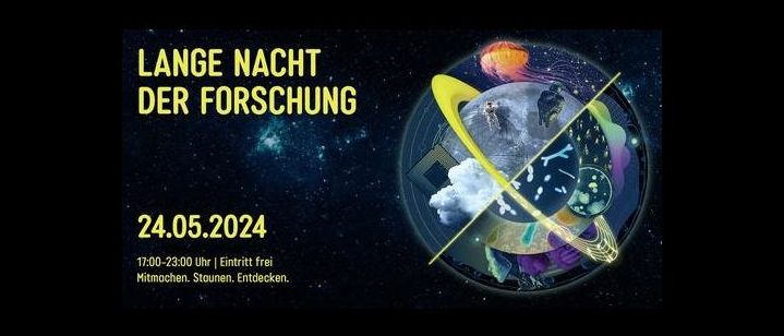 Bild enthält, Nature, Night, Outdoors, Advertisement, Business Card, Astronomy, Outer Space, Ice Hockey Puck