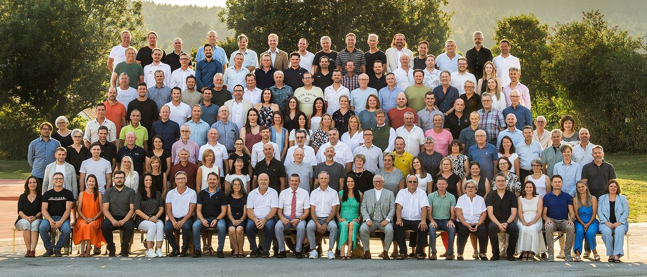Bild enthält, People, Person, Pants, Groupshot, Grass, Outdoors, Park, Tree, Portrait, Vegetation