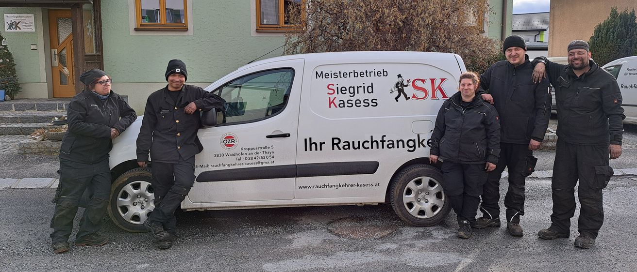 Bild enthält, Car, Adult, Male, Man, Person, Wheel, Coat, Jacket, Shoe, Van