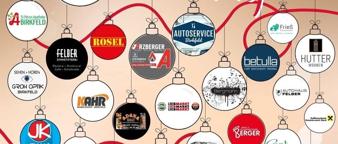 Ein Bild mit einem festlichen Design zeigt eine Reihe von runden Etiketten mit verschiedenen Logos und Texten. Die Etiketten sind in einem kreisförmigen Muster angeordnet und hängen von einem roten Faden. Das zentrale Etikett trägt den Text 'Weihnachtsgewinnspiel' in einer ausgefallenen Schrift. Andere Etiketten beinhalten Marken wie 'be', 'ROSEL', 'AUTOSERVICE' und 'HUTTER'. Der Hintergrund ist mit einem Weihnachtsbaum und Schneeflocken dekoriert.