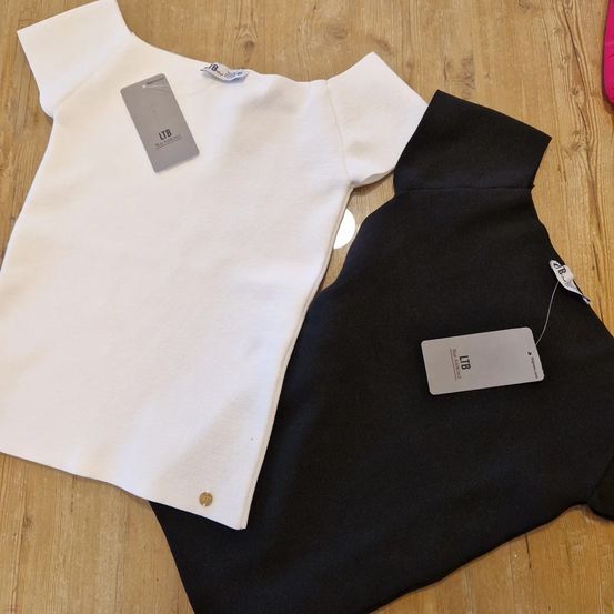 Image contains, Clothing, T-Shirt, Sleeve, Undershirt, Long Sleeve, Blouse, Shirt