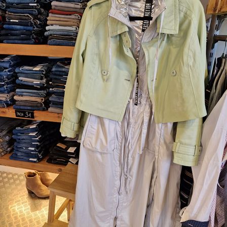 Bild enthält, Clothing, Coat, Jacket, Pants