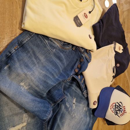 Bild enthält, Clothing, Pants, Jeans, Shorts, Wood, Floor, Flooring, Person, Hat
