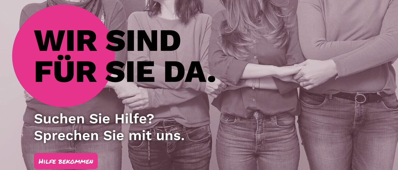 Drei Personen stehen eng beieinander in einem lila-thematischen Bild. Die Frau in der Mitte hat lange Haare und trägt ein Shirt mit einem rosa Akzent. Die Person auf der linken Seite hält eine Hand über ihren Bauch. Der Text lautet: 'SIND SIE DA. Hilfe? ie mit uns.'