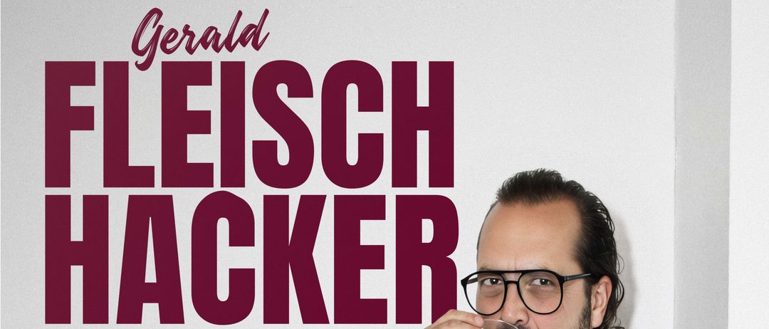 Ein Mann in einem Anzug trinkt ein Glas Bier, das Poster lautet 'Alter Nicer Mann' und '08. Mai 2026 Kulturhaus Raasdorf'.