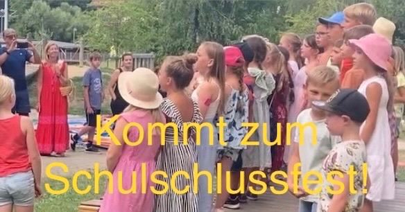 Eine Gruppe von Kindern in Hüten und Kleidern steht auf einer Terrasse mit grünem Text, der 'Kommt zum Schulschlussfest!' vor ihnen sagt.