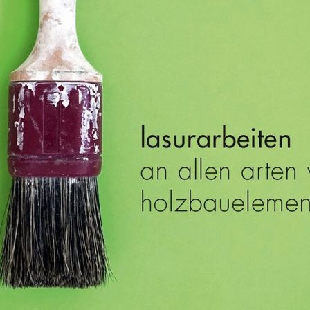 Ein Pinsel mit einem lila Griff auf grünem Hintergrund mit den Worten lasurarbaiten an allen arten von holzbauelementen geschrieben in Deutsch.