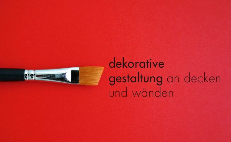 Ein Pinsel auf rotem Hintergrund mit Text, der 'dekorative Gestaltung an Decken und Wänden' lautet. Der Pinsel hat einen silbernen Griff und eine hölzerne Spitze.