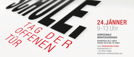 Ein Plakat mit einem Insekt auf einem holzigen Hausmodell. Der Text lautet 'Tag der offenen Tür' (Tag der offenen Tür). Datum und Uhrzeit werden als '24. JÄNNER 9-13 Uhr' angezeigt. Unten gibt es Informationen über eine Montessori-Schule für Kinder im Alter von 3 bis 18 Jahren.