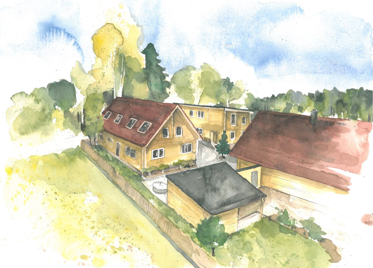 Ein Aquarellbild aus der Vogelperspektive zeigt eine Nachbarschaft mit mehreren gelben Häusern, eines mit rotem Dach und eines mit schwarzem Dach. Es gibt auch ein kleines Haus mit Schornstein und Garten davor.