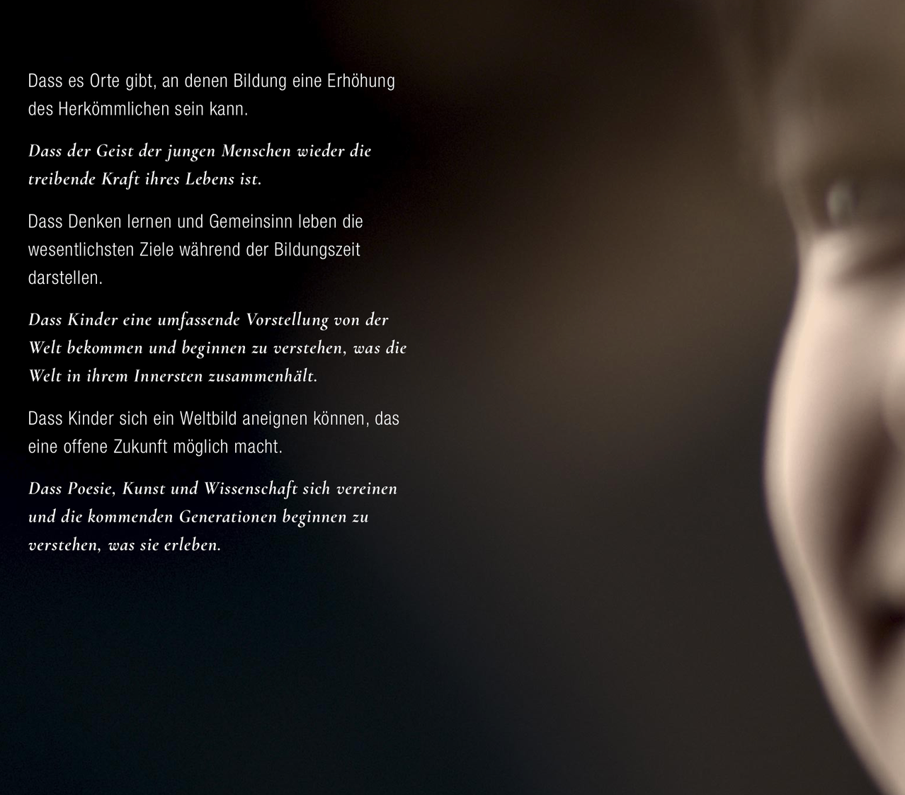 Es gibt Orte, an denen Bildung die Fähigkeiten erhöhen kann. Kinder lernen zu denken und gemeinsam zu leben, um die ultimativen Ziele ihres Lebens zu erreichen. Sie gewinnen eine umfassende Sicht auf die Welt und verstehen ihr Wesen. Kinder können eine Weltsicht erwerben, die eine helle Zukunft ermöglicht. Poesie, Kunst und Wissenschaft verbinden sich, und zukünftige Generationen beginnen zu verstehen, was sie erleben.