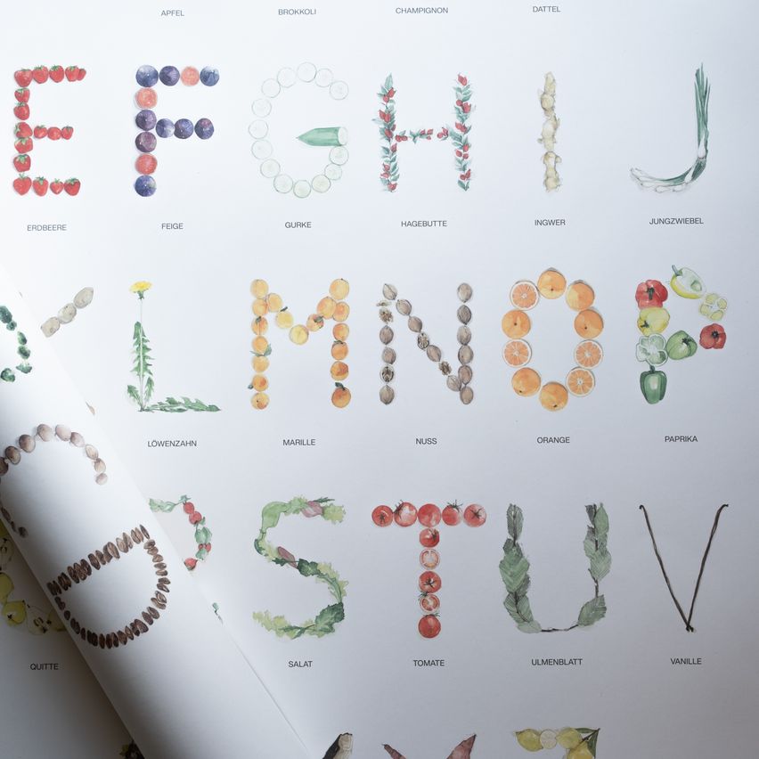 An image of a roll of paper with alphabets from A to Z, each letter composed of different fruits and vegetables, with corresponding names such as apple, brokkoli, and jungzwiebel.