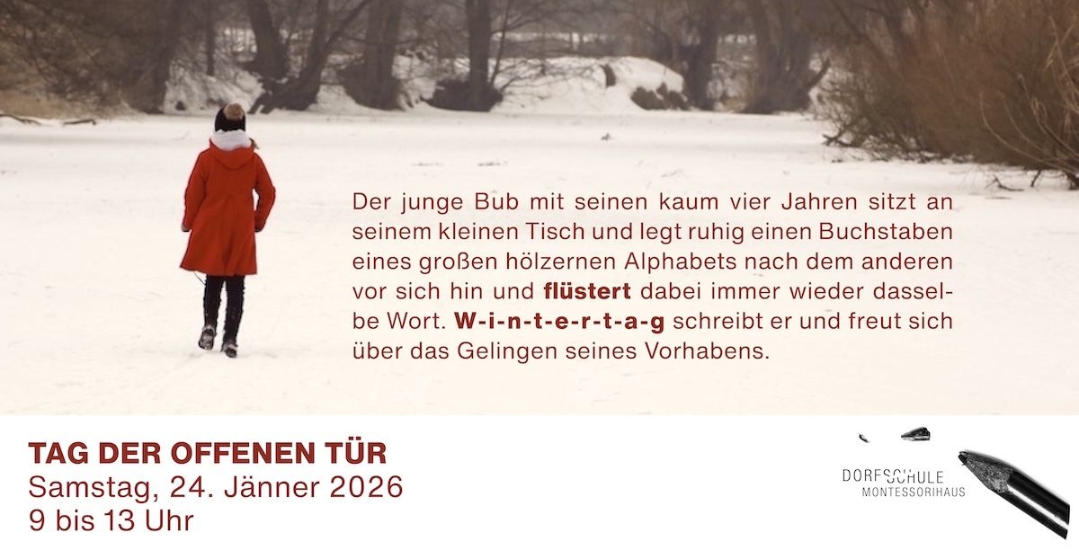 Ein junges Kind in einem roten Mantel geht durch den Schnee und hält einen kleinen Tisch mit einem Buch eines großen hölzernen Alphabets.