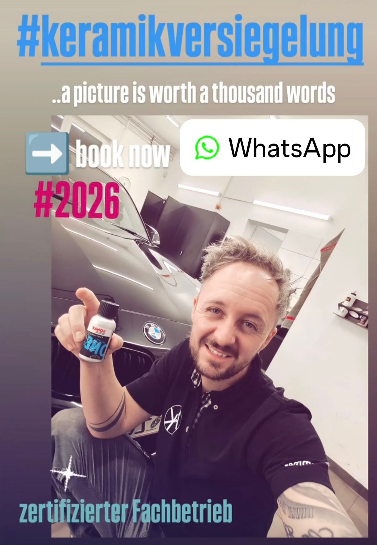 Ein Mann ist in einer Autowerkstatt, hält eine Flasche mit der Aufschrift '3010', lächelt und sitzt neben einem grauen BMW. Hinter ihm befindet sich eine weiße Wand mit einer Uhr und einem Regal mit Gegenständen. Es gibt einen WhatsApp-Kontakt und ein 'Jetzt buchen'-Schild.