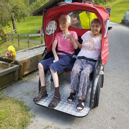 Bild enthält, Person, Photography, Portrait, Grass, Park, Sandal, Pants, Street, Helmet, Shelter
