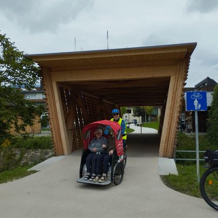 Bild enthält, Shelter, City, Street, Helmet, Person, Path, Glove, Glasses, Sandal, Shoe
