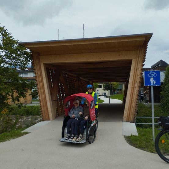 Bild enthält, Shelter, City, Street, Helmet, Person, Path, Glove, Glasses, Sandal, Shoe