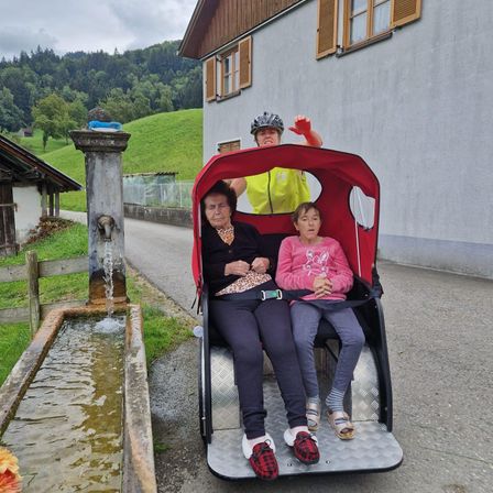 Bild enthält, Shelter, Photography, Portrait, City, Street, Pants, Planter, Potted Plant, Helmet, Path