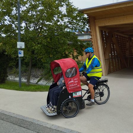 Bild enthält, Helmet, Shoe, Adult, Male, Man, Person, Glove, Sandal, Shelter, Glasses
