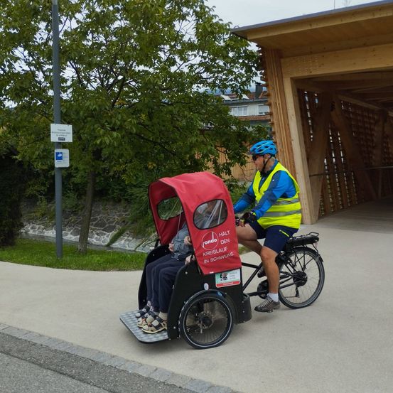 Bild enthält, Helmet, Shoe, Adult, Male, Man, Person, Glove, Sandal, Shelter, Glasses