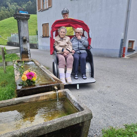 Bild enthält, Potted Plant, Shelter, Planter, Street, Helmet, Flower Bouquet, Adult, Male, Man, Person
