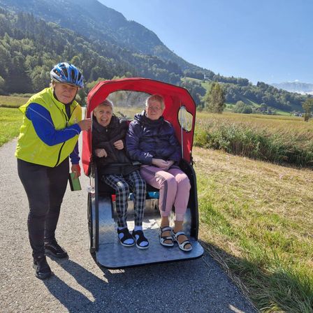 Bild enthält, Helmet, Jacket, Person, People, Adult, Female, Woman, Ice Skating Dancing, Vacation, Pushing
