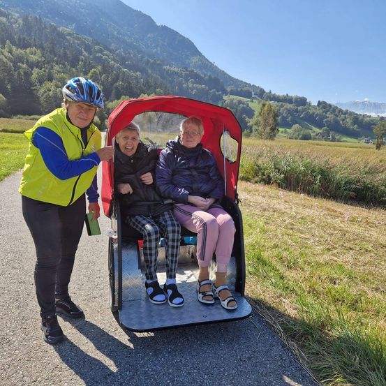 Bild enthält, Helmet, Jacket, Person, People, Adult, Female, Woman, Ice Skating Dancing, Vacation, Pushing