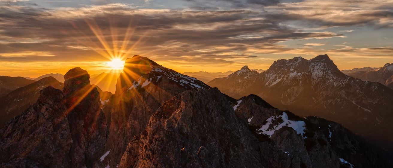 Bild enthält, Nature, Outdoors, Sky, Sunrise, Mountain, Mountain Range, Scenery, Peak, Landscape, Sun