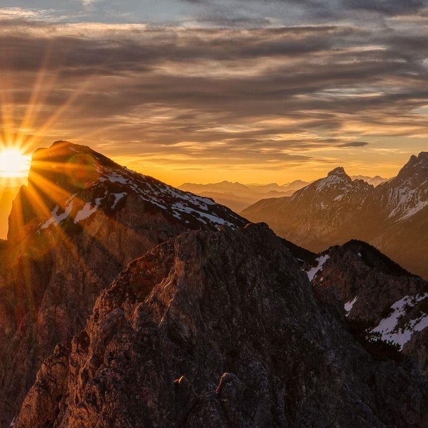 Bild enthält, Nature, Outdoors, Sky, Sunrise, Mountain, Mountain Range, Scenery, Peak, Landscape, Sun