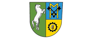 Ein Wappenschild mit einem weissen Pferd auf der linken Seite, einem Zahnrad in der Mitte und dem Buchstaben 'M' auf der rechten Seite.