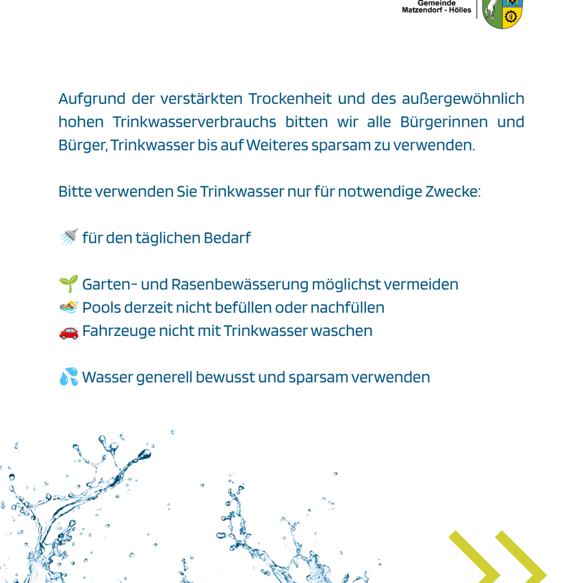 Ein Plakat mit einem Wassertropfen-Bild und Text über Wassereinsparung. Es listet Tipps auf, wie Wasser nur für wesentliche Bedürfnisse zu verwenden, Garten- und Poolbewässerung zu vermeiden, Autos nicht mit Trinkwasser zu waschen und Wasser bewusst zu verwenden.
