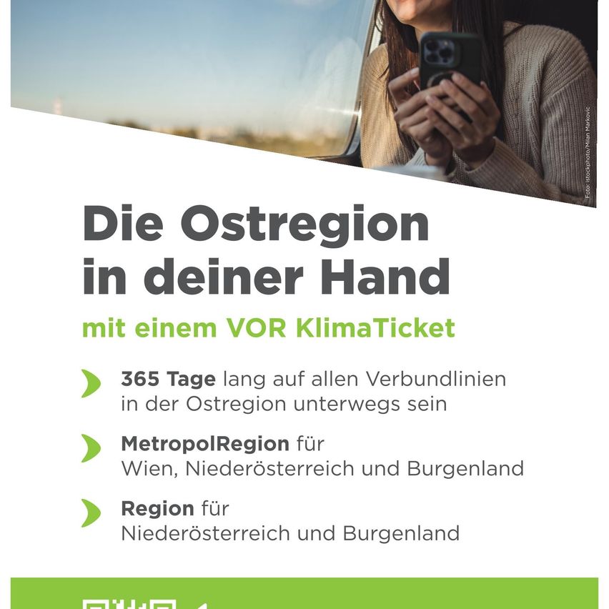 Eine Frau sitzt in einem Auto und hält ein Smartphone, mit Textüberlagerung, die die Oesterreich-Region mit einem VORL KlimaTicket bewirbt, gültig für 365 Tage auf allen Verbindungen in der Oesterreich-Region.