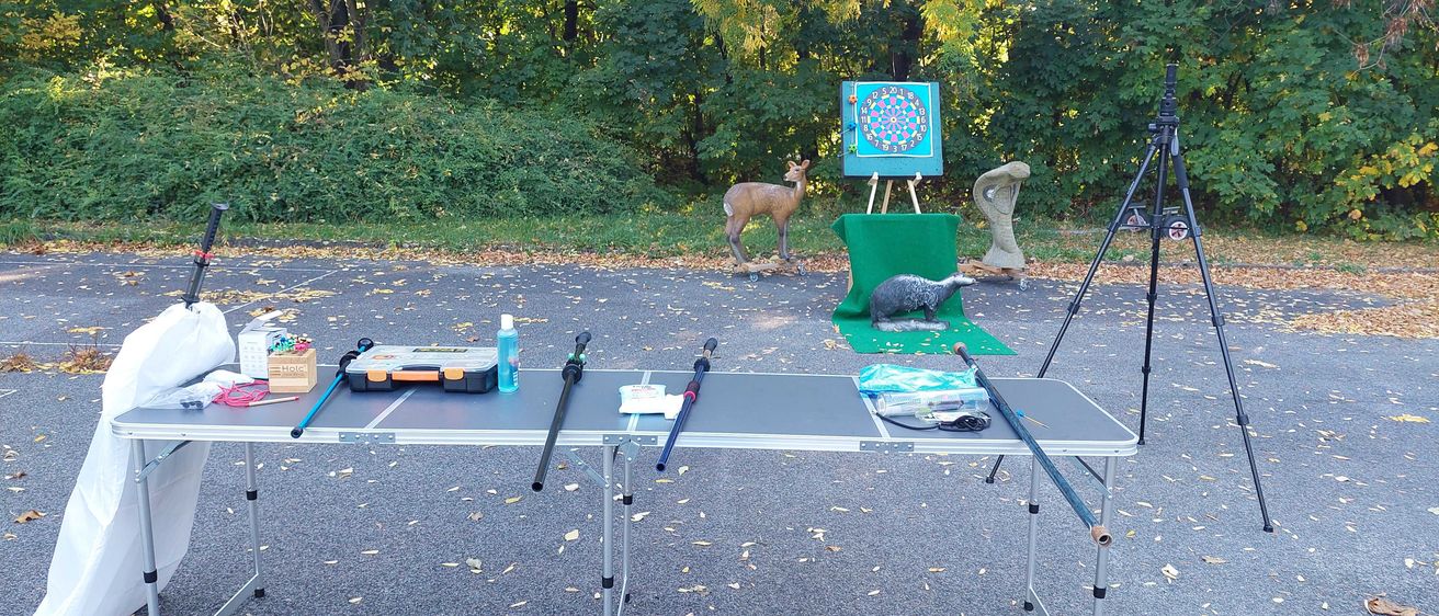 Bild enthält, Grass, Furniture, Antelope, Tripod, Outdoors, Person, Interior Design, Table, Handbag