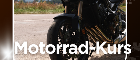 Ein schwarzes Motorrad steht auf einer Straße, auf der 'Motorrad-Kurs' geschrieben steht. Die Veranstaltung ist für Samstag, den 28.03.2026, um 12 Uhr geplant.